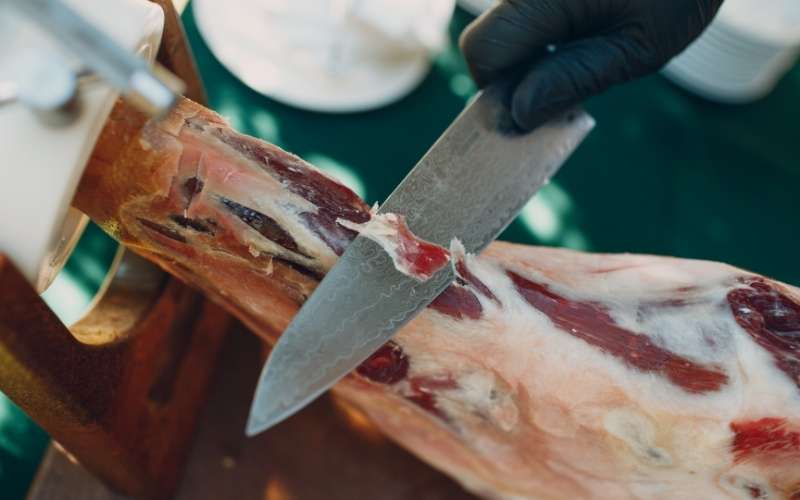 slicing jamon, knife