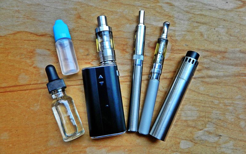 Photo showing different kinds of e cigarettes