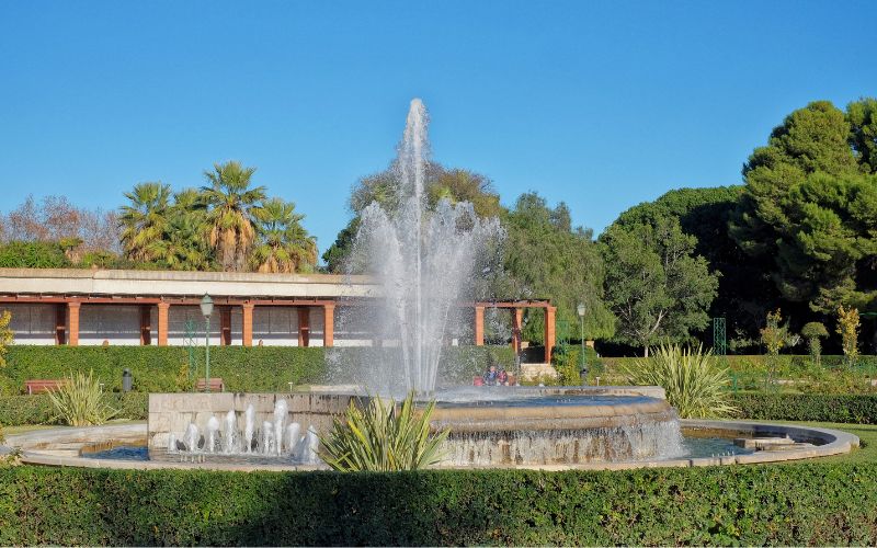A fountain in a large garden in Valencia where tourists with kids can visit