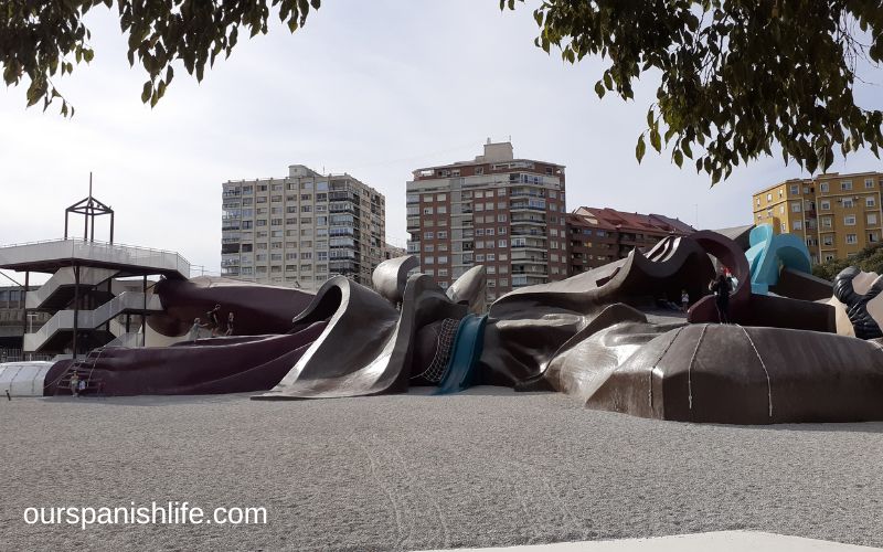 Side angle of Gulliver Park in Valencia