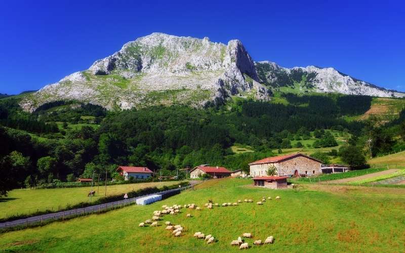Picture of mountain town in Basque region in article about languages spoken in Spain other than Spanish